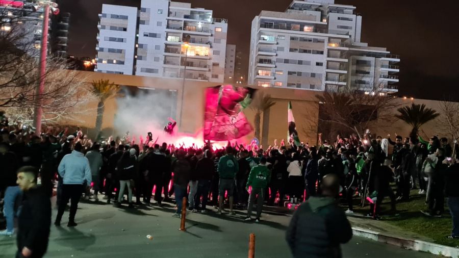 الشرطة تلقي القبض امس في استاد سامي عوفير على مشتبَهين بشبهة الاخلال بالنظام والاعتداء على افراد الشرطة